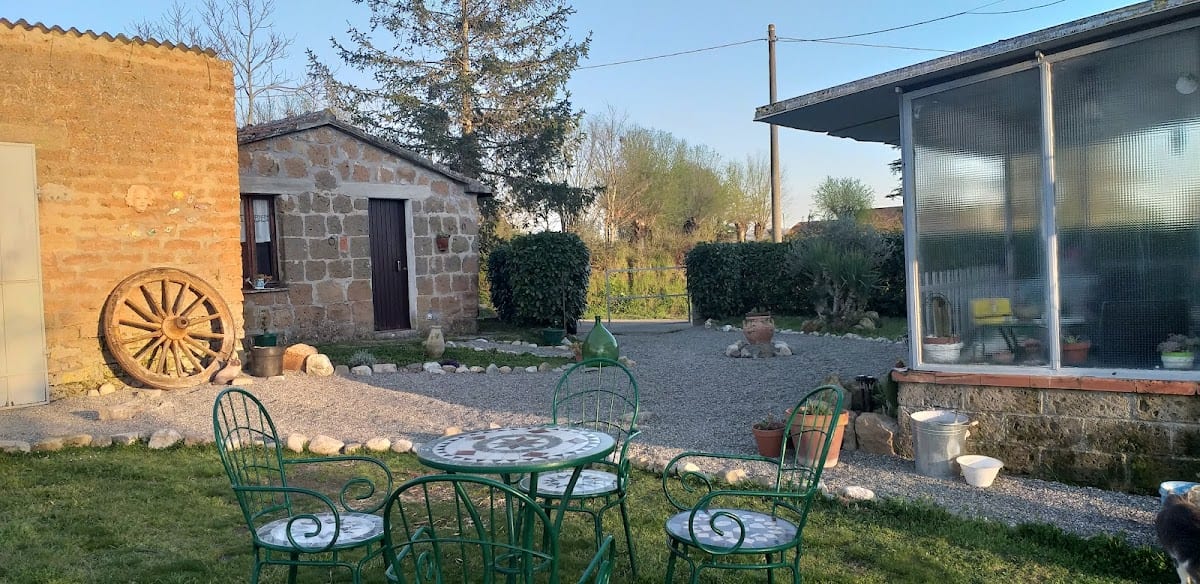 La cascina della grotta di tufo