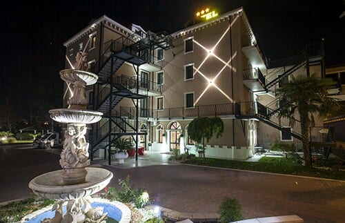 Momi's Hotel