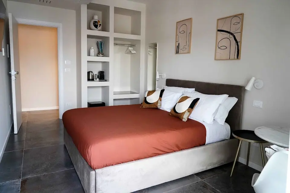 MORRIS ROOMS