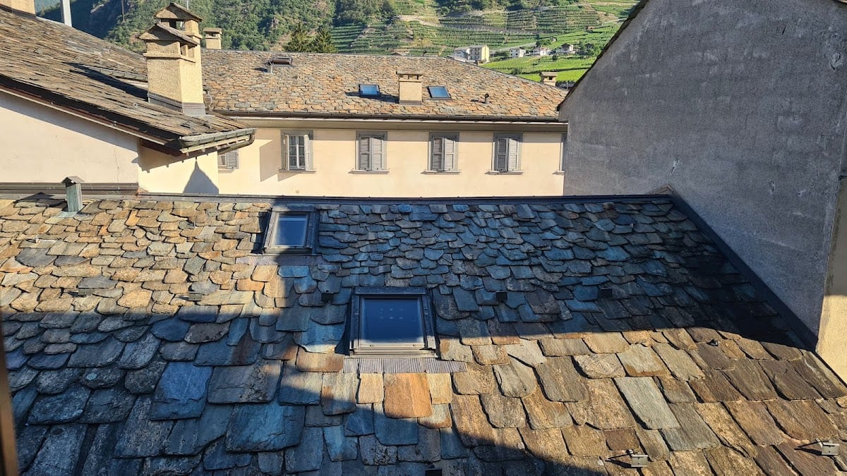 CAMERE CA' TUNIN . A pochi minuti a piedi dalla stazione retica e italiana. Ideale per il Trenino Rosso.
