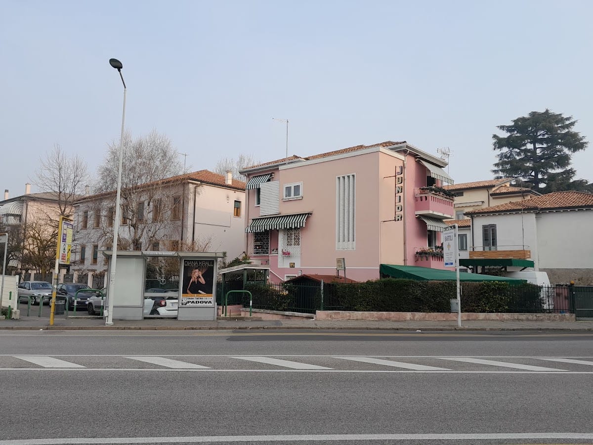 Hotel Junior