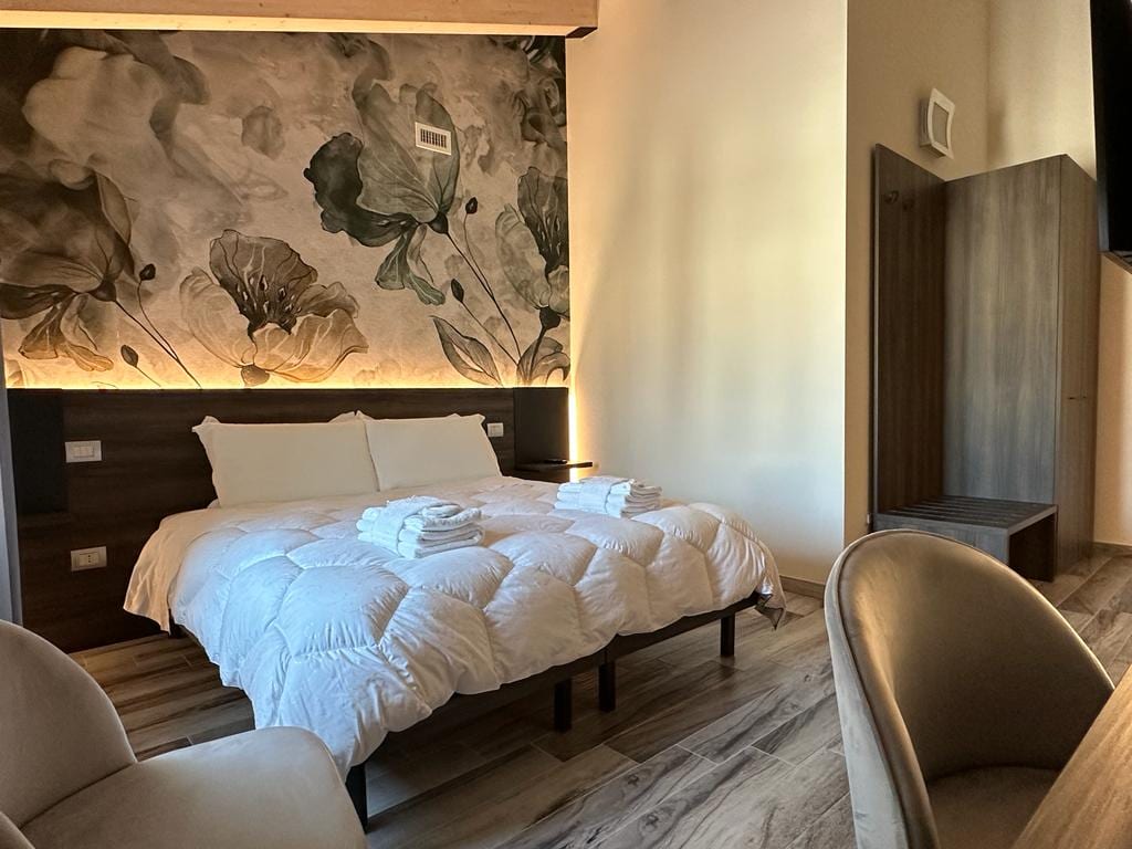 Welc-ōM Royal Garden Luxury Rooms